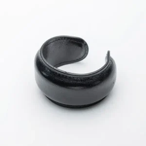 Leather Cuff Bracelet – Minimalistisk styrka i svart
